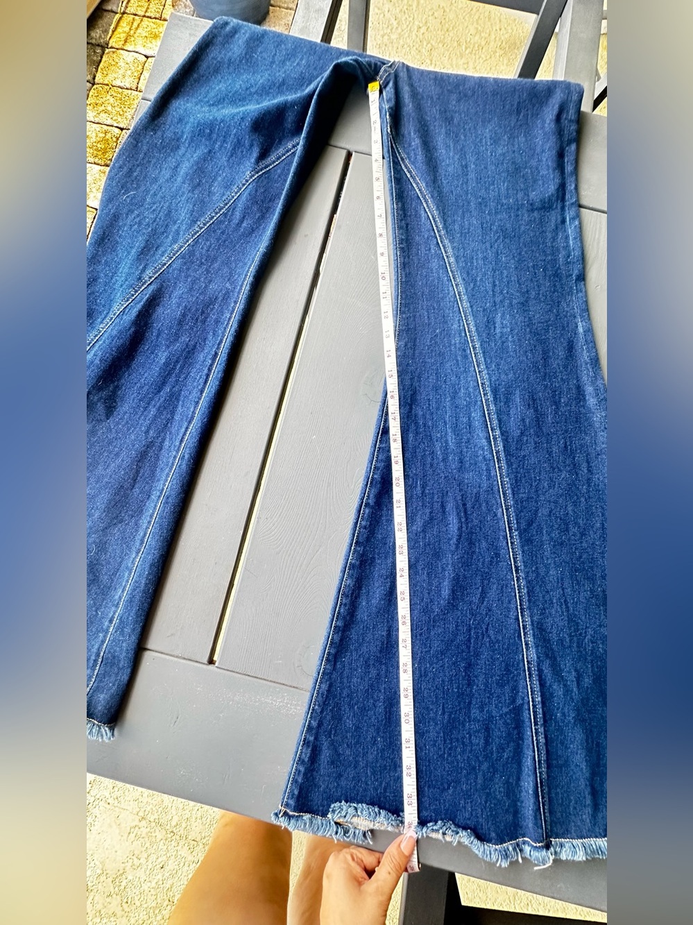 Alice + Olivia High Rise Wide Leg Seamed Bell Jeans in a dark wash S 29 - Picture 9 of 12